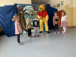 Dzieci z oddziału przedszkolnego (4 i 5 - latki) tańczą wraz z aktorami podczas spektaklu teatralnego "Zima u Kubusia Puchatka".