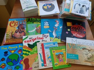 Książki w języku angielskim i języku ukraińskim leżą na stoliku w bibliotece szkolnej.