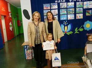Dziecko z oddziału przedszkolnego (3 latki) wraz z mamą oraz p. Sylwią Biankowską (wiceburmistrz Kartuz) prezentują się do zdjęcia.