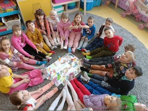 Dzieci z oddziału przedszkolnego (4 - latki) prezentują swoje kolorowe skarpetki.