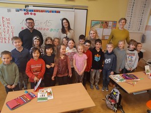 Nauczyciele ze Szkoły Podstawowej Nr 2 im. Mikołaja Kopernika w Kartuzach prezentują się do zdjęcia wraz z nauczycielem i uczniami z Czech.