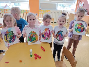 Dzieci z oddziału przedszkolnego (4 - latki) prezentują wykonane prace plastyczne o tematyce Świąt Wielkanocy.