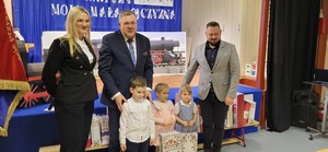 Laureatki Konkursu Plastycznego prezentują się do zdjęcia wraz z Burmistrzem Kartuz oraz p. dyrektor Szkoły Podstawowej w Prokowie.