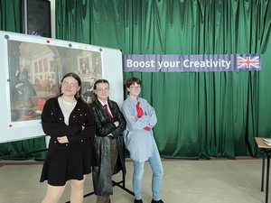 Uczennice z klas 8 biorące udział w Powiatowym Konkursie z Języka Angielskiego "Boost your creativity" prezentują się do zdjecia.