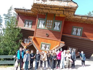 Uczniowie klasy 3a prezentują się do zdjęcia pod domem do góry nogami w Szymbarku.