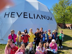 Uczniowie z klasy 1 prezentują się do zdjęcia przy namiocie w Hevelianum.