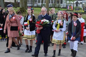 Delegacja szkoły (wicedyrektor szkoły p. Andrzej Karczewski, p. Kinga Kołecka - Konkol oraz uczniowie) składają kwiaty pod pomnikiem Matki Boskiej.