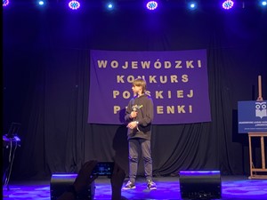 Miłosz Teterycz (8c) na scenie podczas 3 etapu V Wojewódzkiego Konkursu Polskiej Piosenki.