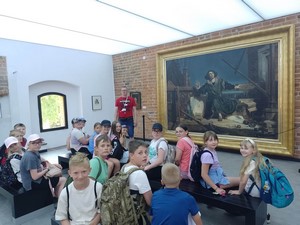 Uczniowie z klasy 4b zwiedzaja Muzeum Mikołaja Kopernika we Fromborku.