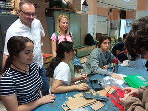 Nauczyciele ze Szkoły Podstawowej Nr 2 im. Mikołaja Kopernika w Kartuzach obserwują zajęcia techniczne w szkole w Hiszpanii.