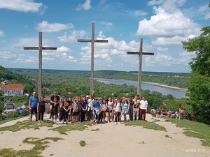 Uczniowie z klas 8b i 8d stoją na wzgórzu Trzech Krzyży.