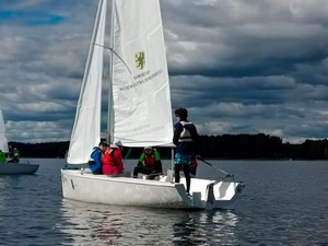 Żagłówka z uczestnikami regat o Puchar Marszałka Województwa Pomorskiego płynie po jeziorze.