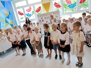 Dzieci z oddziału przedszkolnego (4 - latki) stoją podczas uroczystości zakończenia roku szkolnego 2022 / 2023.