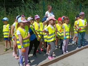 Dzieci z oddziału przedszkolnego (4 - latki) wraz z opiekunką podczas wycieczki do Costerina Park w Kościerzynie prezentują się do zdjęcia.