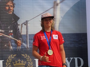 Kalina Szostek (7a) podczas wręczenia medali w trakcie zawodów windsurfingowych.