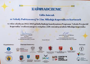 Certyfikat "Szkoły Przyjaciół Kopernika" dla Szkoły Podstawowej Nr 2 im. Mikołaja Kopernika w Kartuzach.