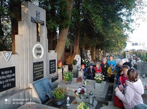 Dzieci z oddziałów przedszkolnych (zerówka) stoją przed pomnikiem pomordowanych mieszkańców powiatu kartuskiego.