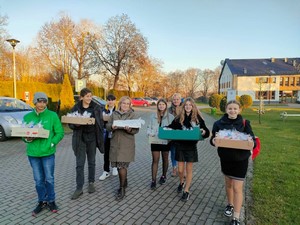 Wolontariusze z prezentami idą do Domu Pomocy Społecznej w Kobysewie.