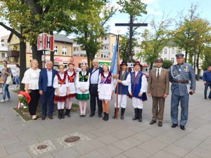 Delegacja szkoły (poczet sztandarowy, opiekun pocztu sztandarowego) wraz z innym gośćmi prezentuje się do zdjęcia podczas urozystości odsłonięcia pomnika Józefa Hallera.