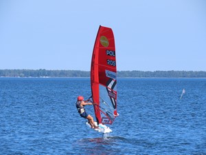 Kalina Szostek (8a) płynie na desce windsurfingowej podczas Żeglarskich Mistrzostw Polski Klas Olimpijskich.