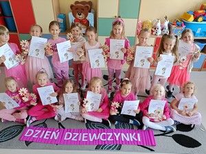 Dziewczęta z oddziału przedszkolnego (zerówka 01) prezentują się do zdjęcia ubrane na różowo.