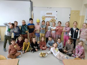 Dzieci z oddziału przedszkolnego (zerówka) prezentują się do zdjęcia w Dniu Ziemniaka.