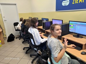 Uczniowie z klasy 7b siedzą przy komputerach i programują w środowisku Scratch.