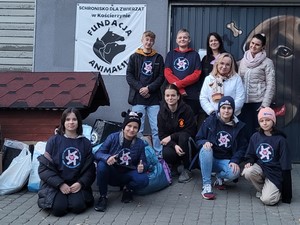 Uczniowie - wolontariusze Szkolnego Klubu Wolontariatu "Serce" prezentują się do zdjęcia przy wejściu do Schroniska dla Zwierząt w Kościerzynie.