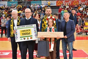 Uczennica Maja Kreft (7b) oraz wicedyrektor szkoły (p. Andrzej Karczewski) odebrali nagrody podczas rozstrzygnięcia Konkursu Plastycznego "Aktywne Kaszuby".