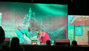 Aktorzy grają na scenie teatralnej w Domu Technika NOT - spektakl "Królowa Śniegu".