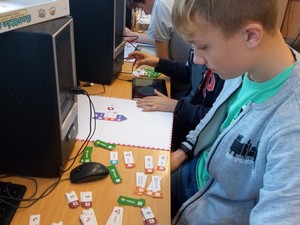 Uczeń biorący udział w zajęciach "Algorytmika i programowanie" rozwiązuje zadania podczas gry w "Scottie Go! EDU".