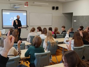 Uczniowie klas 7 siedzą w sali lekcyjnej i słuchają p. Miłosza Rajczakowskiego z ORE, który przedstawia założenia projektu "Odnaleźć Siebie".