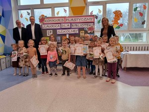 Dzieci z oddziałów przedszkolnych (3,4 i 5 – latki) prezentują się do zdjęcia z nagrodami podczas rozdania nagród Konkursu Plastycznego "Laurka dla Biblioteki Szkolnej".