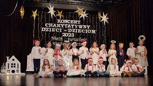 Dzieci występują na scenie Centrum Kultury podczas XXIII Koncertu Charytatywnego "Dzieci - Dzieciom".