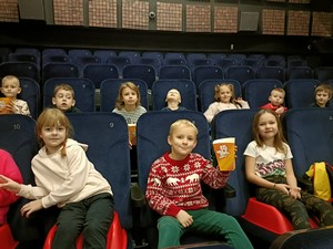 Dzieci z oddziału przedszkolnego (zerówka 01 i 03) siedzą na fotelach w kinie w Centrum Kultury.
