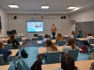 Prelegentka p. Ewa Włodarska rozmawia z uczennicami z klas 6 na temat dojrzewania.