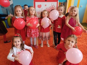Dzieci z oddziału przedszkolnego (5 – latki) trzymają balony i prezentują się do zdjęcia.