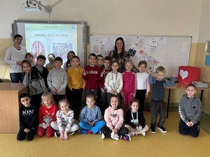 Uczniowie z klasy 1a prezentują się do zdjęcia wraz z p. Joanną Kuśnierz – przedstawicielką Kaszubskiego Parku Krajobrazowego.