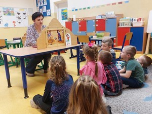 Pani Monika Młyńska przedstawia opowiadanie pt. "Kopernik i wirujące planety" dla dzieci z oddziałów przedszkolnych.