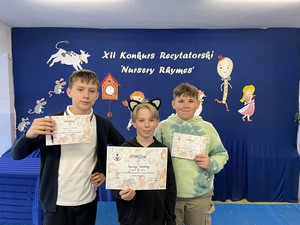 Trójka chłopców biorących udział w XII Powiatowym Konkursie Recytatorskim "Nursery Rhymes" z Języka Angielskiego prezentuje się do zdjęcia.