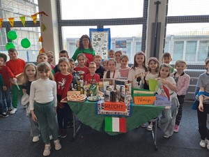 Uczniowie z klasy 1c wraz z wychowawczynią prezentują Włochy na sali gimnastycznej podczas Dnia Języków Obych.