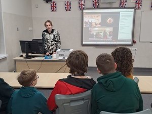 Uczniowie z klasy 8 siedzą w sali lekcyjnej i rozmawiają online z uczniami ze szkoły w Czechach.