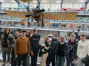 Uczestnicy mobilności prezentują się do zdjęcia podczas zwiedzania Narodowego Muzeum Techniki w Pradze.