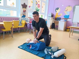 Ratownik medyczny prezentuje dzieciom z oddziałów przedszkolnych resuscytację krążeniowo – oddechową.